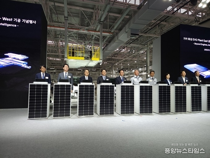 정명근 화성특례시장이 김민석 국무총리 등 주요내빈과 기공식 퍼포먼스를 하고 있다.(화성시 제공)