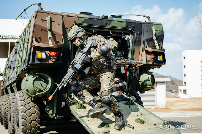 9사단 장병들이 차륜형 장갑차에서 하차하여 작전지역으로 신속히 이동하고 있다.(사진=육군 9사단)