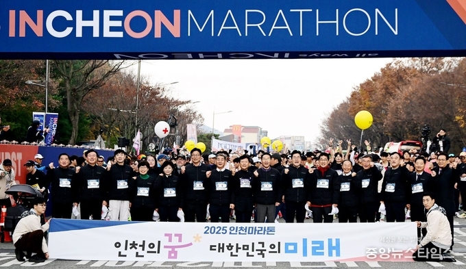 유정복 인천시장이 23일 문학경기장에서 열린 '2025 인천마라톤'에서 내빈 및 대회 참가자들과 기념촬영을 하고 있다.(인천시 제공)