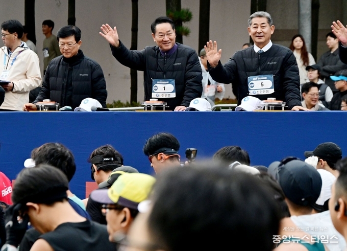 유정복 인천시장이 23일 문학경기장에서 열린 '2025 인천마라톤'에서 대회 참가자들을 격려하고 있다.(인천시 제공)