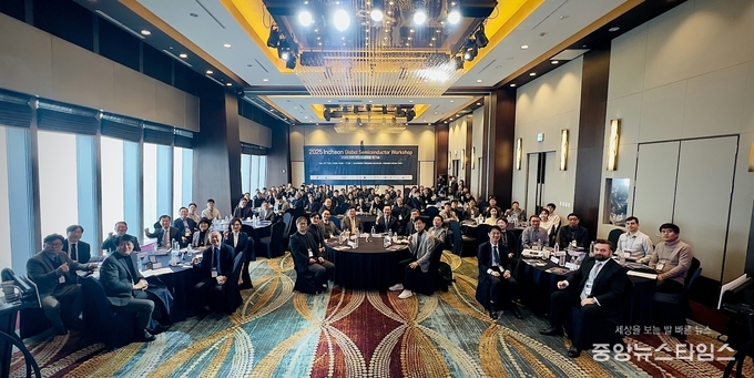 인천시는 25일 송도 오크우드 프리미어 호텔에서 세계 유수의 반도체 석학과 기업인이 한자리에 모인 ‘인천 반도체 글로벌 워크숍’을 개최했다.(인천시 제공)