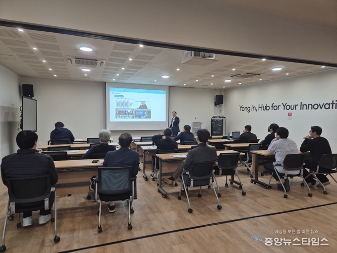 소공인 스타트업허브 1층 컨퍼런스룸에서 소공인들이 디지털 DX 전략교육을 듣고 있다.(사진=용인시산업진흥원)