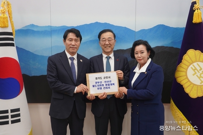 정윤경 부의장이 지난 27일 김윤덕 국토교통부 장관을 면담하고, 군포시 경부선·안산선의 ‘철도지하화 통합개발 종합계획 반영 건의서’를 전달했다.(사진=정윤경 의원실)