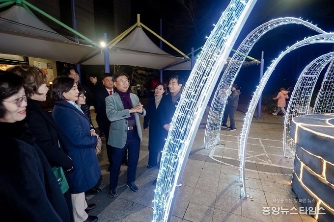 신상진 성남시장이 30일 제11회 복정 어울림 빛 축제 점등식 참석자들과 대화를 나누고 있다.(성남시 제공)
