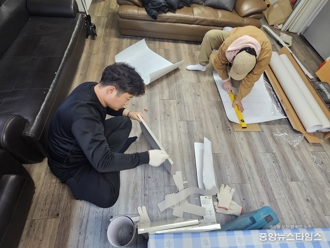 김동은 대표의원은 지난 28일 장안시민연대 회원들과 함께 지역 경로당을 찾아 환경개선 봉사활동을 실시했다.(사진=김동은 의원)