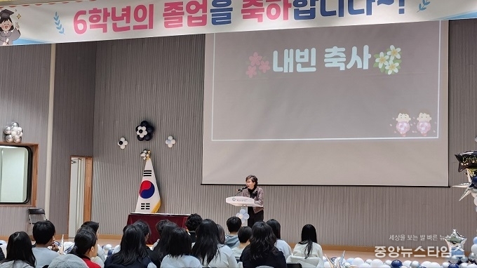 매교초등학교 졸업식에서 김미경 의원이 축사를 하고 있다.(사진=김미경 의원)