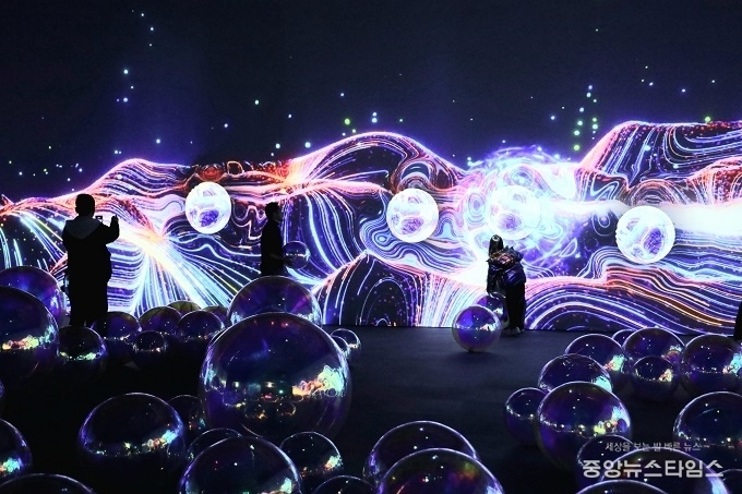 ‘물 위의 세계’ 전시 현장.(경콘진 제공)