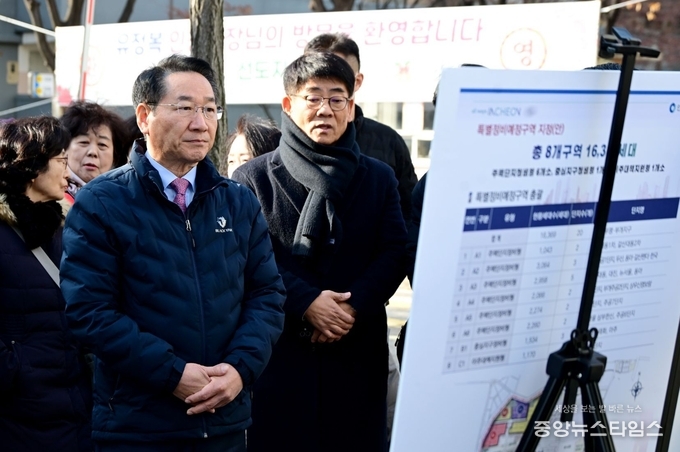 유정복 인천시장이 2일 부평구 삼산월드컨벤션에서 열린 '노후계획도시정비 기본계획 주민 설명회'에 앞서 갈산타운아파트를 찾아 현장을 점검 하고 있다.(인천시 제공)