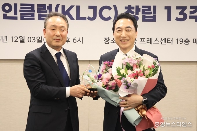 국회 문화체육관광위원회 박수현 의원(사진 오른쪽)이 4일 한국지역언론인클럽이 수여하는 ‘한국지역발전대상’을 수상했다.(사진=박수현 의원실)