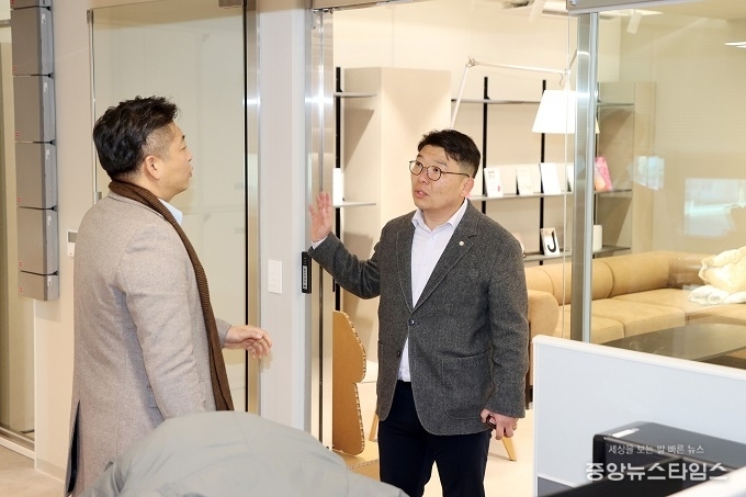 홍종철 시의원이 매산동 복합청사를 둘러보고 있다.(사진=홍종철 의원)