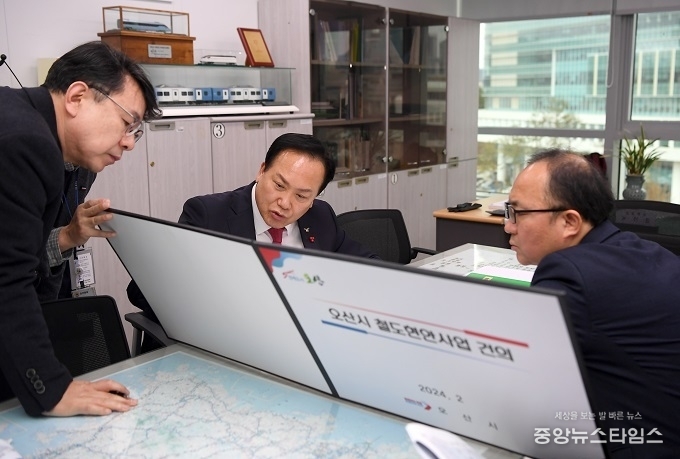 이권재 오산시장이 철도국장을 면담하고 있다.(오산시 제공)