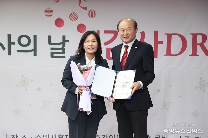 수원특례시의회 김은경 의원이 4일 수원시 홍재 장애인 주간이용시설에서 열린 ‘2025년 송년감사의 날-감사 DREAM’행사에서 감사장을 수상했다.(사진=김은경 의원)