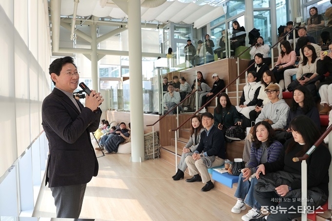 이상일 용인특례시장이 7일 SERI PAK with 용인에서 열린 박세리 전 감독의 토크콘서트에 참석해 인사말을 하고 있다.(용인시 제공)