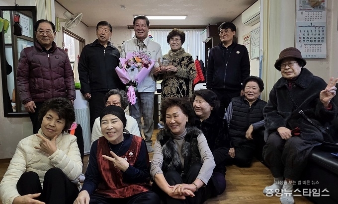 유재광 수원특례시의원이 8일 권선구 서둔동 희성연인아파트 입주민 일동으로부터 감사패를 받았다.(사진=유재광 의원)