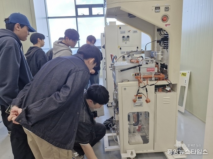 교육생들이 PM(Process Module) 장비를 직접 보고 만지며 반도체 장비 구조에 대해 학습하고 있다.(용인시산업진흥원 제공)