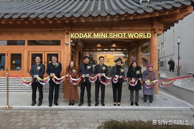 코닥 미니샷 월드 개관식 참석자들이 기념사진을 촬영하고 있다.(수원시 제공)