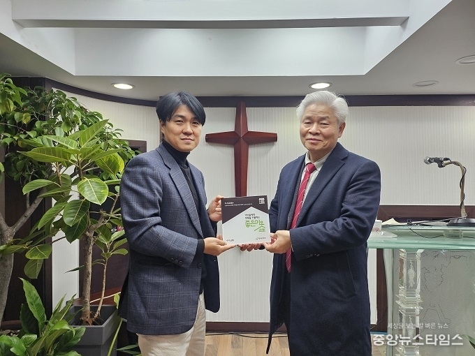 10일 굿네이버스 경기남부사업본부(본부장 전재규)는 수지교회(담임목사 김회일)에 ‘좋은이웃교회’ 현판을 전달했다. 사진은 현판 전달식 진행 모습. (사진제공=굿네이버스 경기남부사업본부)