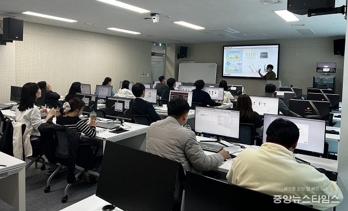 용인시산업진흥원 직원들이 3D프린터 교육 중 3D모델링 프로그램을 활용해 직접 제품을 제작하는 실습을 하고 있다.(사진=용인시산업진흥원)