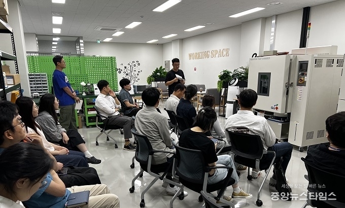 용인시산업진흥원이 소공인스타트업 허브에서 직원 대상으로 장비(복합 항온항습챔버) 활용 교육을 실시하고 있다.(사진=용인시산업진흥원)