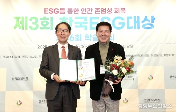 수원특례시의회 유재광 의원이 10일 국회도서관 대강당에서 열린 '제3회 한국ESG(환경·사회·지배구조)대상' 시상식에서 지자체 부문 대상을 받은 뒤 기념촬영을 하고 있다.(사진=의원실)