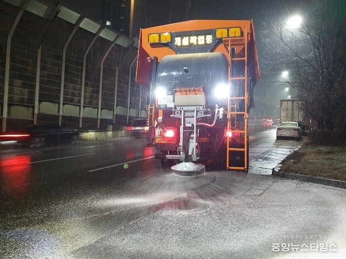 수원시가 13일 저녁 제설차량을 운행하며 제설제를 살포하고 있다.(사진=수원시)