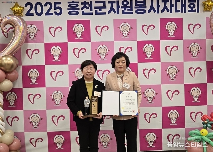 대한적십자사봉사회 홍천군협의회 김용덕 회장(우측)과 김경자 사무국장