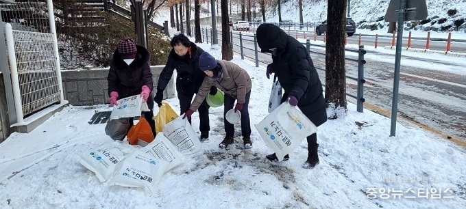 보정동 '독보적인 통장 제설단'이 제설 작업을 하고 있다.(용인시 제공)