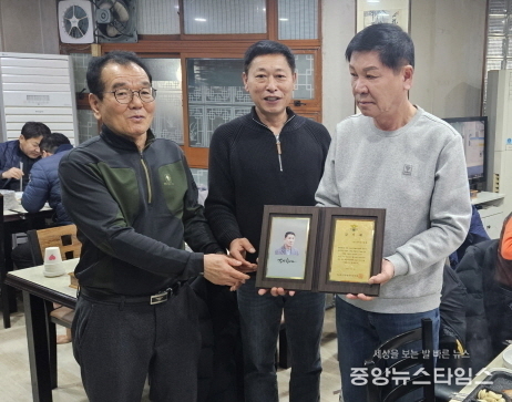 수원특례시의회 유재광 의원이 13일 서둔동 자율방범대 일동으로부터 감사패를 받고 있다.(유재광 의원실 제공)