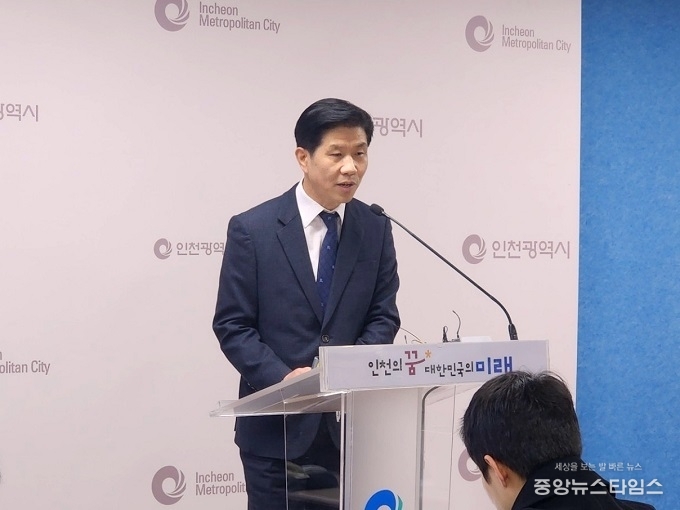 장철배 시 교통국장이 브리핑을 하고 있다.(인천시 제공)