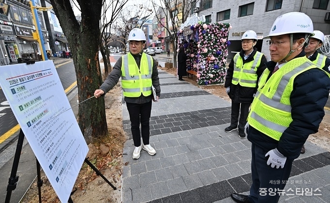 유정복 인천시장이 한파 대비 현장점검을 하고 있다.(인천시 제공)