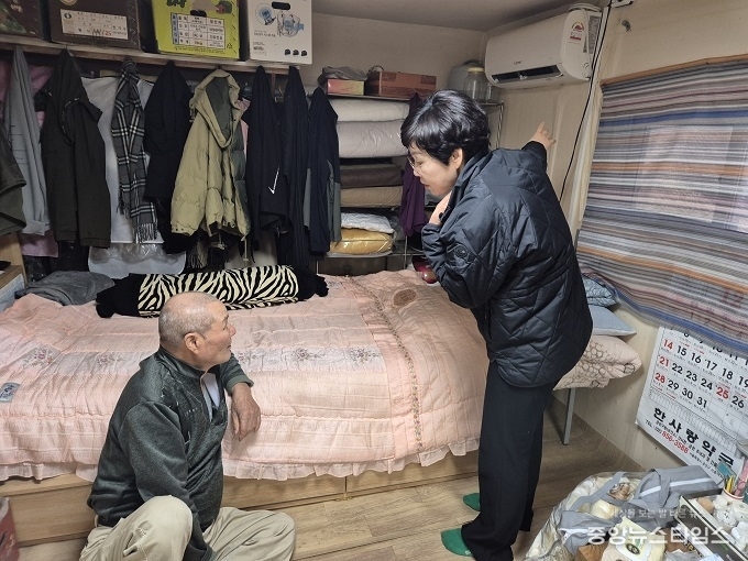 이향숙 경기남부보훈지청은 16일 겨울철 혹한기를 맞아 화성시에 거주하는 월남참전유공자 허OO 님의 자택을 방문하는 등 독거 국가유공자 위문을 실시했다.(사진=경기남부보훈지청)