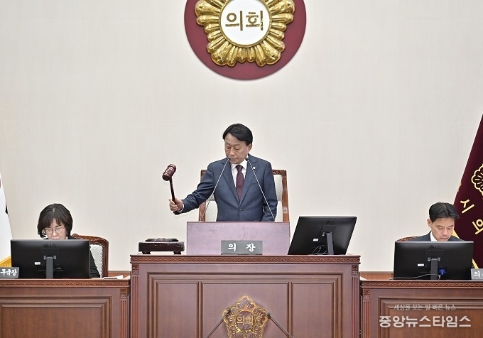 최익순 의장이 제326회 제2차 정례회 폐회를 선언하고 있다.(사진=강릉시의회)