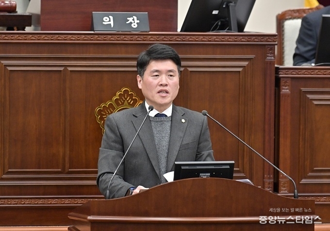 홍정완 의원이 10분 자유발언을 하고 있다.(사진=강릉시의회)