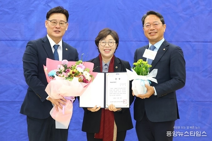 박옥분 경기도의원이 18일 열린 2025년 경기도의회 더불어민주당 정책 오디션’에서 ‘교사와 학생이 함께 성장하는 생태환경교육’ 정책을 제안해 대표상을 수상했다.(사진=의원실)