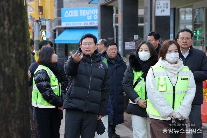 이상일 용인특례시장은 18일 용인대일초 교통지도봉사에 참여했다.(용인시 제공)