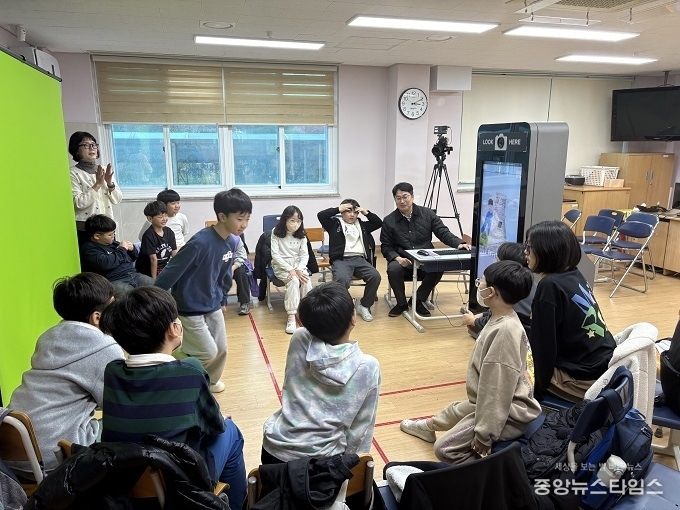 용인시산업진흥원은 용인교육지원청 및 신월초등학교와 함께 늘봄학교를 연계해 AR 및 XR 기술을 활용한 ‘숏폼 영상 크리에이터 아카데미’를 운영했다.(용인시산업진흥원 제공)