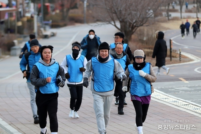 3일 오전, 광교호수공원에서 열린 ‘교육대전환 슬로깅’에 참여한 안민석 경기미래교육자치포럼 대표와 시민들. (사진=경기미래교육자치포럼)
