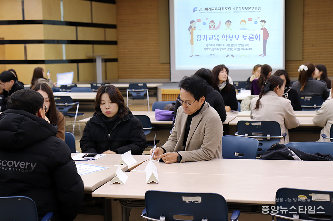 학부모 토론회에 참여 중인 안민석 경기미래교육자치포럼 공동대표. (사진=경기미래교육자치포럼)