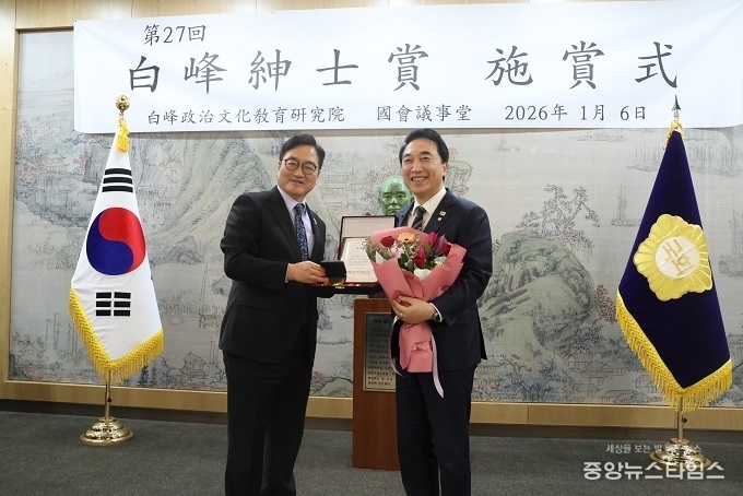 박수현 더불어민주당 의원이 6일 오후 서울 여의도 국회에서 열린 제27회 백봉신사상 시상식에서 상을 받고 우원식 국회의장과 기념촬영을 하고 있다.(사진=박수현 의원실)