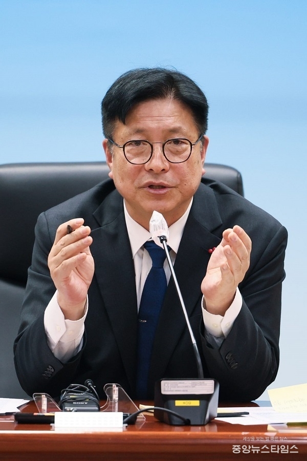 도성훈 인천시교귝감이 7일 시교육청 브리핑룸에서 기자들과 질의에서 2026년 인천교육 정책에 대해 발표하고 있다.(인천시교육청 제공)