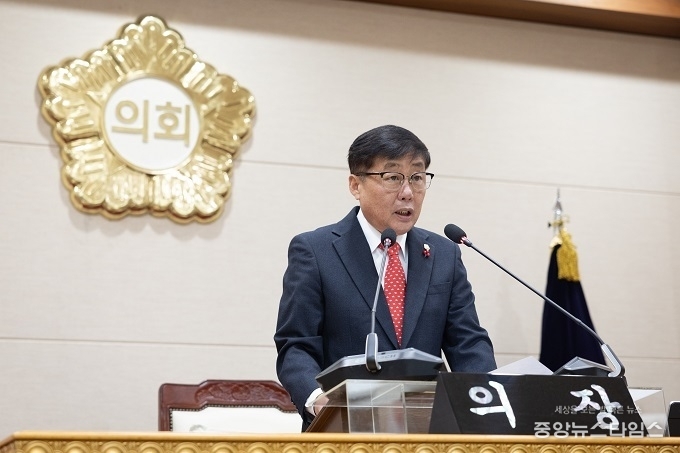 윤창철 의장이 제384회 임시회 제1차 본회의에서 ‘무인교통단속장비 과태료 수입의 지방세입 전환 촉구 건의안’을 채택하고 있다.(양주시의회 제공)