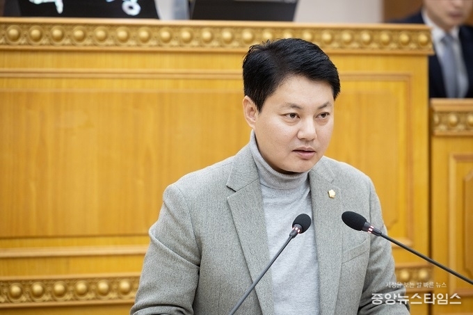 한상민 의원이 제384회 임시회 제1차 본회의에서 ‘무인교통단속장비 과태료 수입의 지방세입 전환 촉구 건의안’제안설명을 하고 있다.(양주시의회 제공)