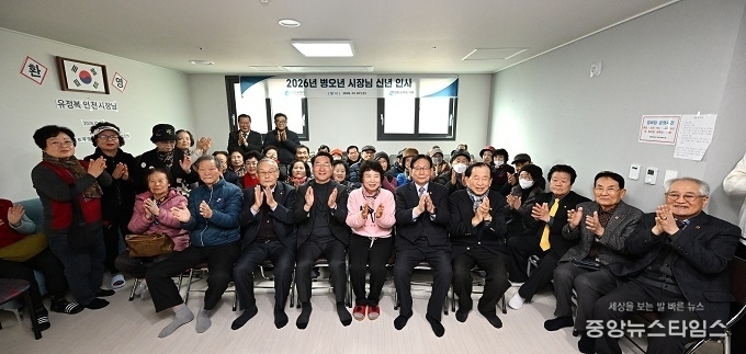 유정복 인천시장이 7일 서구 가재울역트루엘에코시티아파트 경로당에서 어르신들과 기념촬영을 하고 있다.(인천시 제공)