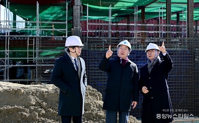 유정복 인천시장이 8일 연수구 송도 세브란스병원 건설현장을 찾아 윤동섭 연세대학교 총장과 현장을 점검하고 있다.(인천시 제공)