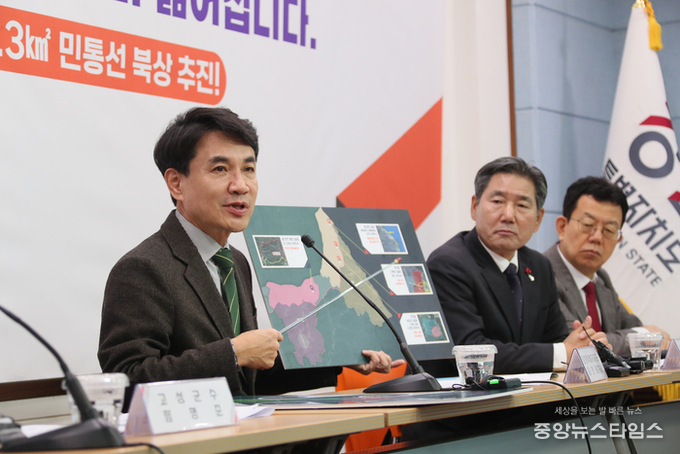 김진태 강원도지사가 14일 도청 브리핑룸에서 ‘강원특별법 군사특례 두 번째 성과 여의도 11배 규모, 천만 평 해소’를 설명하고 있다. (강원특별자치도청 제공)