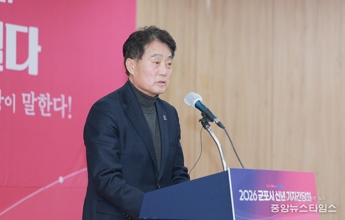 하은호 군포시장이 15일 열린 기자회견에서 기자들의 질문에 답을 하고 있다.(사진=군포시)