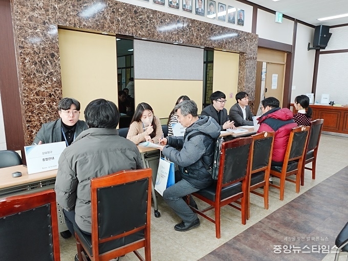 21일 이동읍행정복지센터에서 2026년 지원사업 설명회 상담창구에서 기업 맞춤 상담을 진행하고 있다.(사진=용인시산업진흥원)