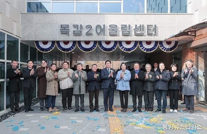 26일 열린 목감2어울림센터 개관식 참가자들이 기념 촬영을 하고 있다.(시흥시 제공)