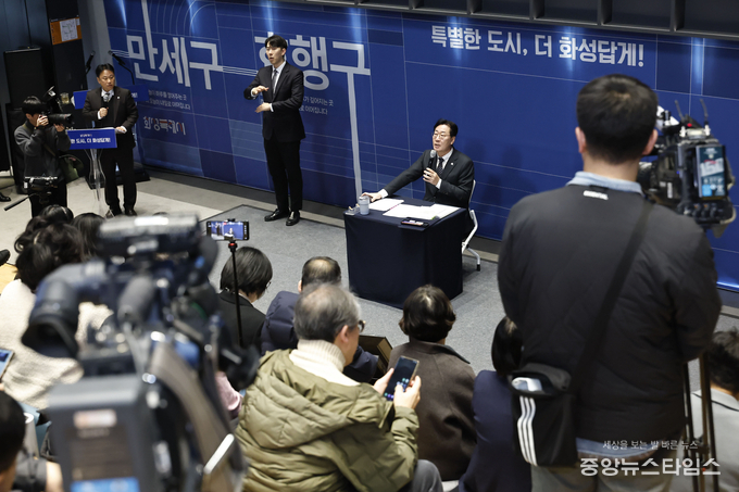 정명근 화성특례시장이 27일 열린 2026년 신년 기자회견에서 언론인과 질의응답을 하고 있다.(화성시 제공)