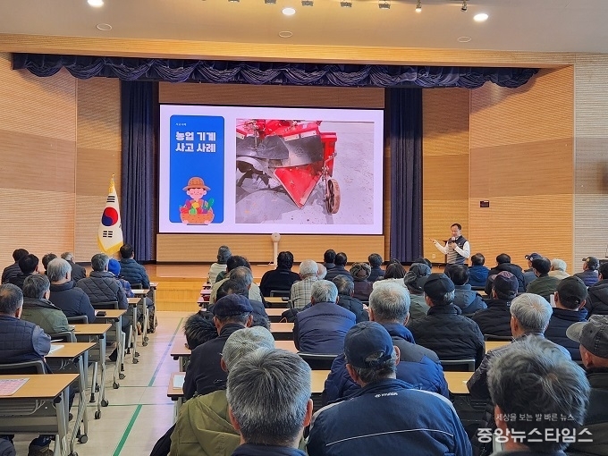 용인특례시는 농업인 2006명을 대상으로 새해농업인실용교육을 진행했다. 사진은 지난 7일 실시한 농업기계 안전교육.(용인시 제공)